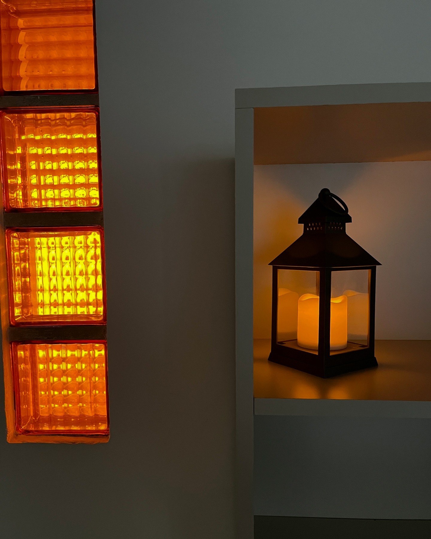Detalle de estante con farol